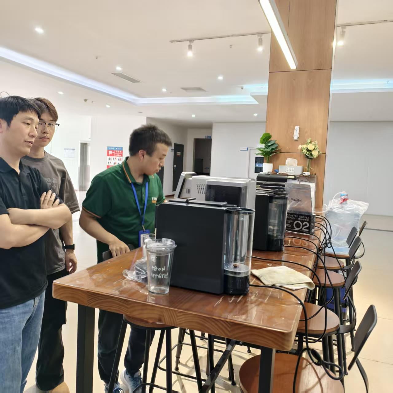 Aosom E-COMMERCE INC. ผู้จัดการทั่วไป Tang เยี่ยมชม Seaver และตรวจสอบเครื่องชงกาแฟอัตโนมัติเต็มรูปแบบ SV205 Aosom E-COMMERCE INC. ผู้จัดการทั่วไป Tang เยี่ยมชม Seaver และตรวจสอบเครื่องชงกาแฟอัตโนมัติเต็มรูปแบบ SV205